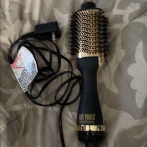 Hot tools curling brush.